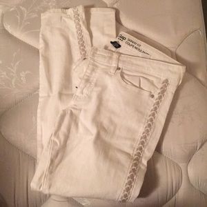 White skinny capris